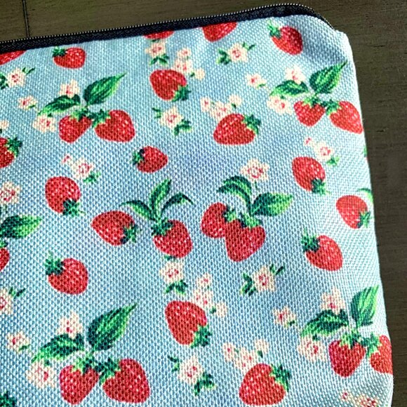 Large Vintage Strawberries Strawberry Flowers Zippered Pouch Cosmetic Travel Bag - Picture 5 of 5